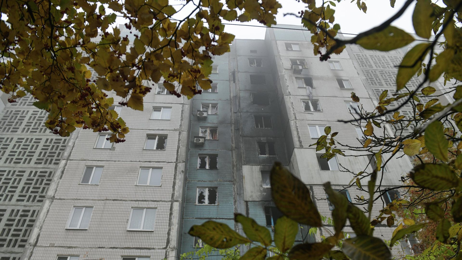 Фасад жилого дома после ночного обстрела ВСУ в Ленинском районе Донецка. 27 октября 2025 Фасад жилого дома после ночного обстрела ВСУ в Ленинском районе Донецка. 27 октября 2025 - РИА Новости, 1920, 27.10.2025