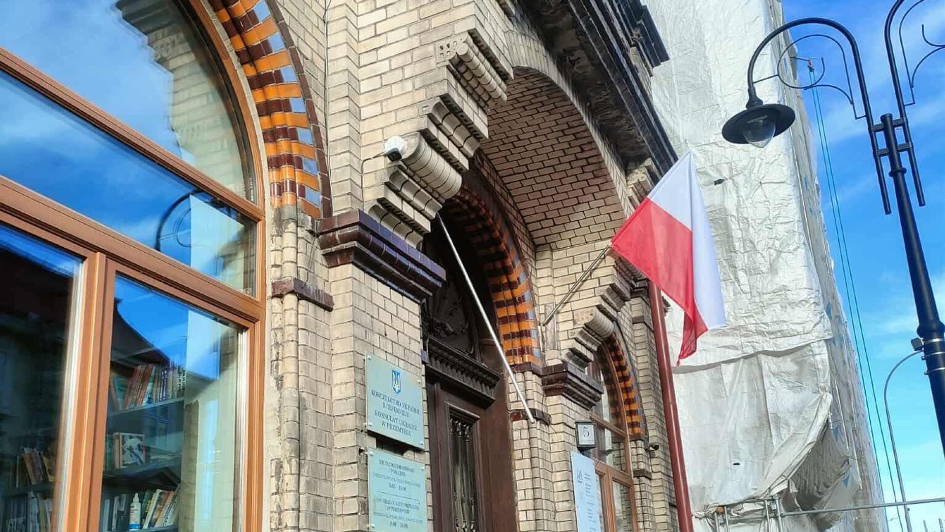 Флаг Украины сорвали с почетного консульства страны в Пшемысле Флаг Украины сорвали с почетного консульства страны в Пшемысле - РИА Новости, 1920, 27.10.2025