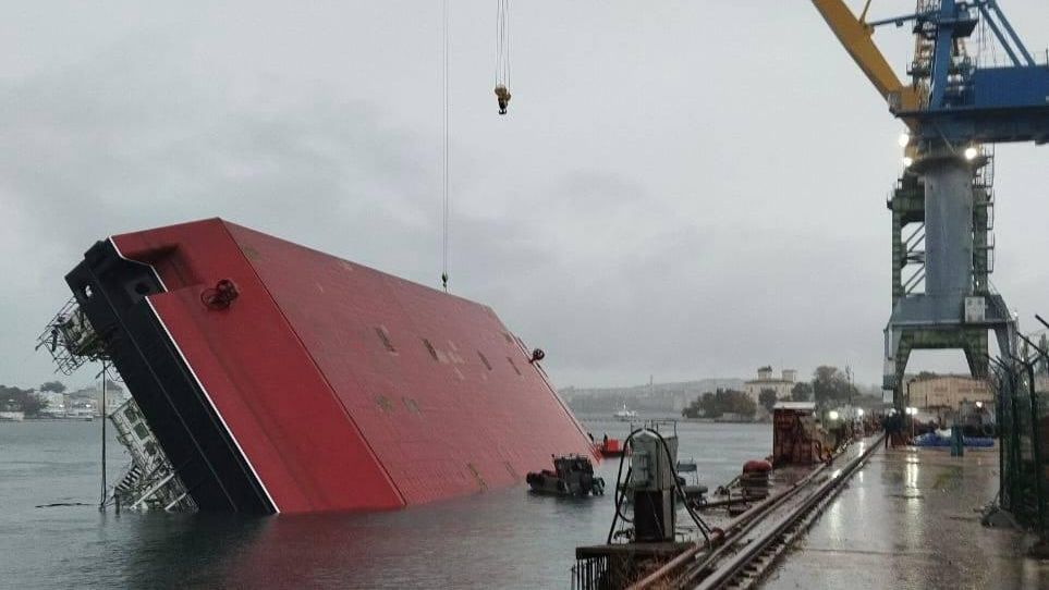Плавучий кран перевернулся в Севастополе  - РИА Новости, 1920, 27.10.2025