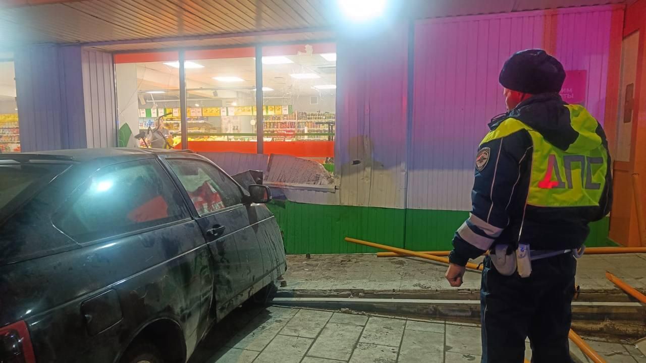 Легковушка наехала на троих детей-пешеходов в свердловской Ревде Легковушка наехала на троих детей-пешеходов в свердловской Ревде - РИА Новости, 1920, 27.10.2025
