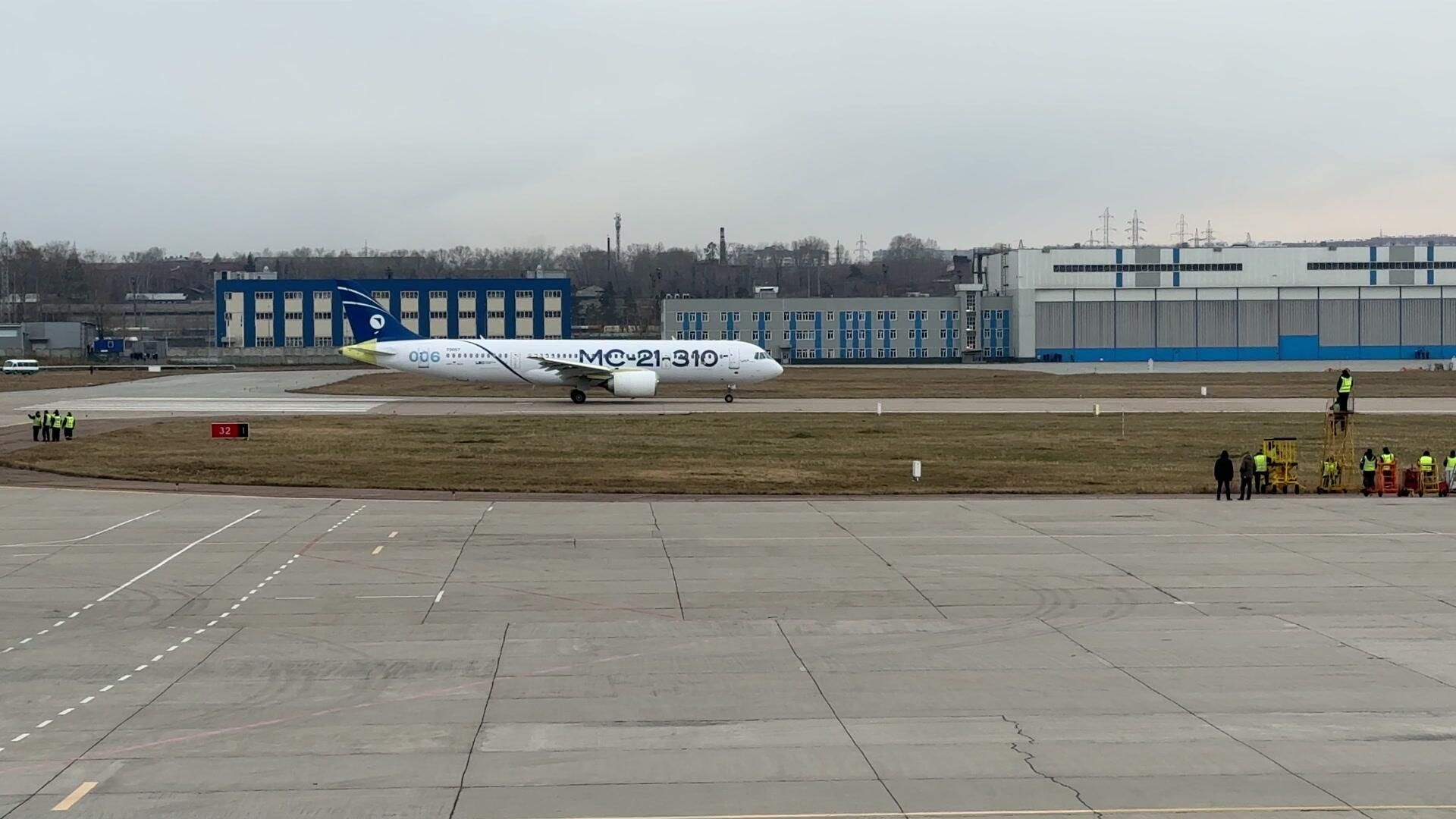 Импортозамещенный МС-21 на аэродроме в Иркутске Импортозамещенный МС-21 на аэродроме в Иркутске - РИА Новости, 1920, 28.10.2025