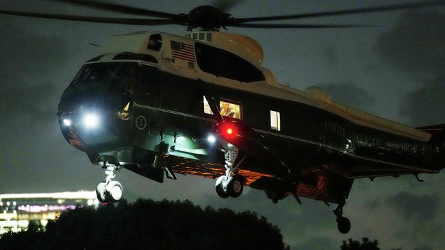 Президент США Дональд Трамп на борту вертолета Marine One во время прибытия на американскую базу в районе Роппонги. 27 октября 2025