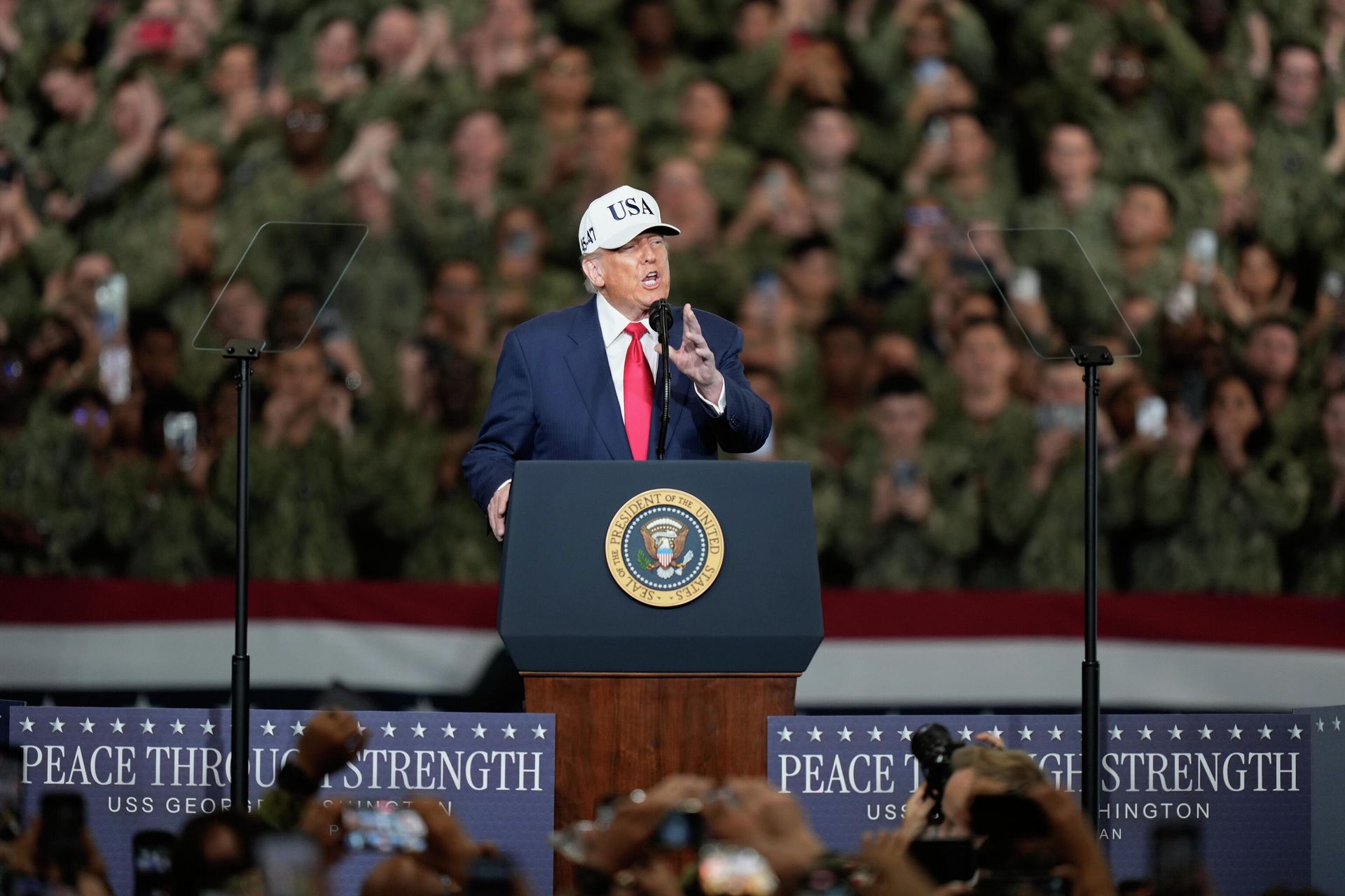 Президент США Дональд Трамп во время выступления перед военнослужащими на авианосце USS George Washington на американской базе ВМС в Японии Президент США Дональд Трамп во время выступления перед военнослужащими на авианосце USS George Washington на американской базе ВМС в Японии - РИА Новости, 1920, 09.12.2025