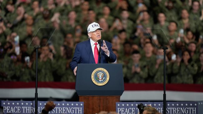 Президент США Дональд Трамп во время выступления перед военнослужащими на авианосце USS George Washington на американской базе ВМС в Японии