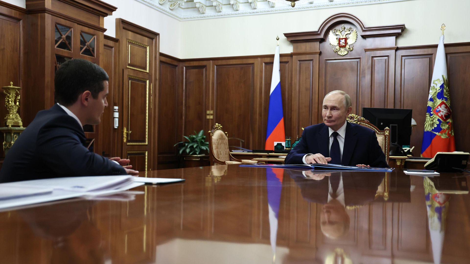 Президент РФ Владимир Путин и губернатор Ямало-Ненецкого автономного округа Дмитрий Артюхов во время встречи - РИА Новости, 1920, 28.10.2025