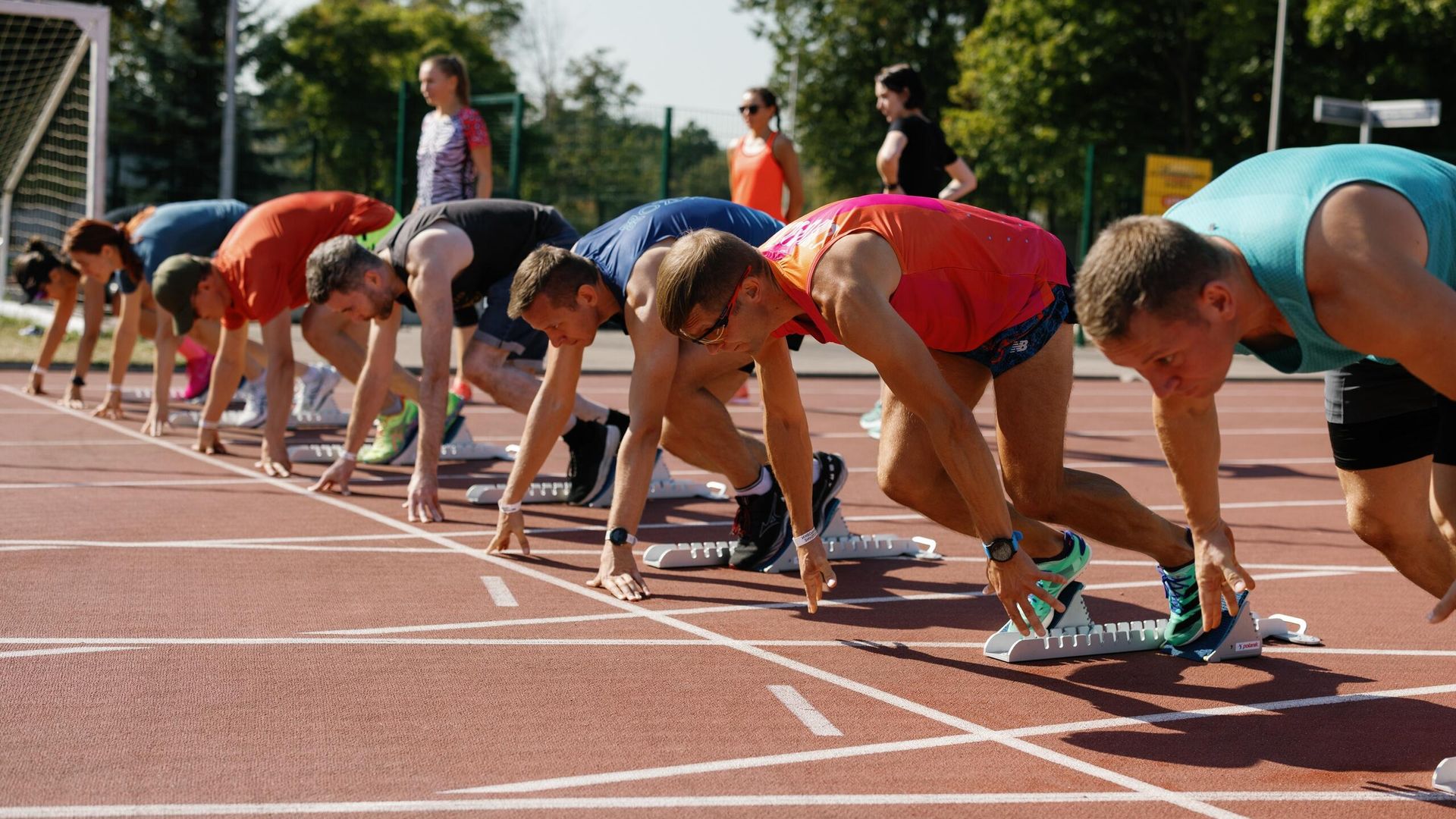 Спортсмены готовятся к старту забега Спортсмены готовятся к старту забега - РИА Новости, 1920, 28.10.2025