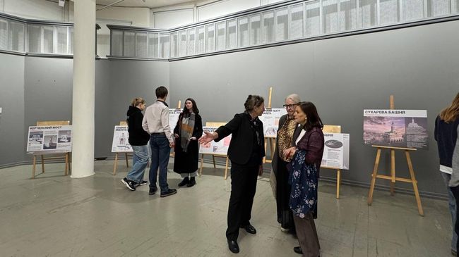 Посетители выставки Сохранившиеся и утраченные шедевры архитектуры в рамках проекта Обогнавшие время. Галерея ВХУТЕМАС при Московском архитектурном институте. 