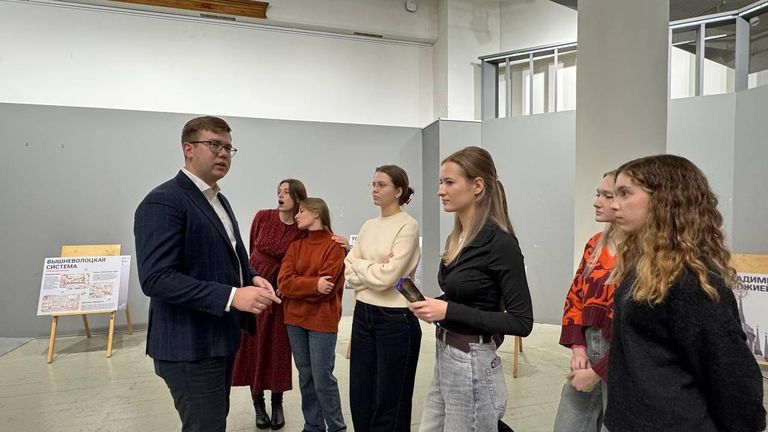 Посетители выставки Сохранившиеся и утраченные шедевры архитектуры в рамках проекта Обогнавшие время. Галерея ВХУТЕМАС при Московском архитектурном институте. 