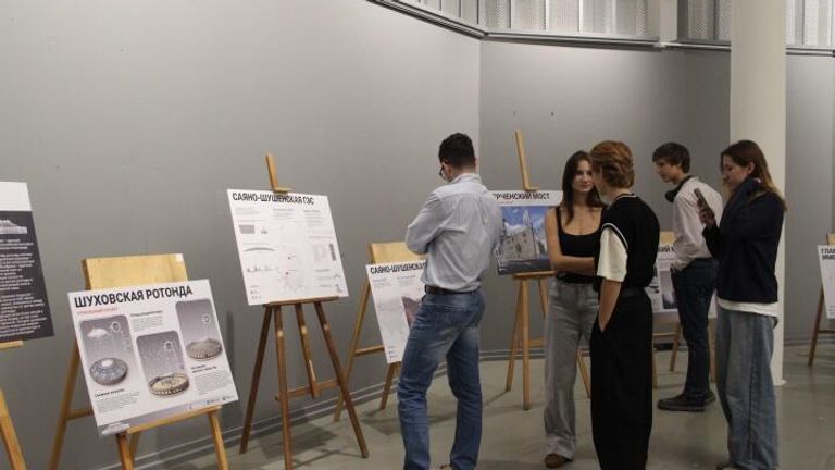 Посетители выставки Сохранившиеся и утраченные шедевры архитектуры в рамках проекта Обогнавшие время. Галерея ВХУТЕМАС при Московском архитектурном институте. 