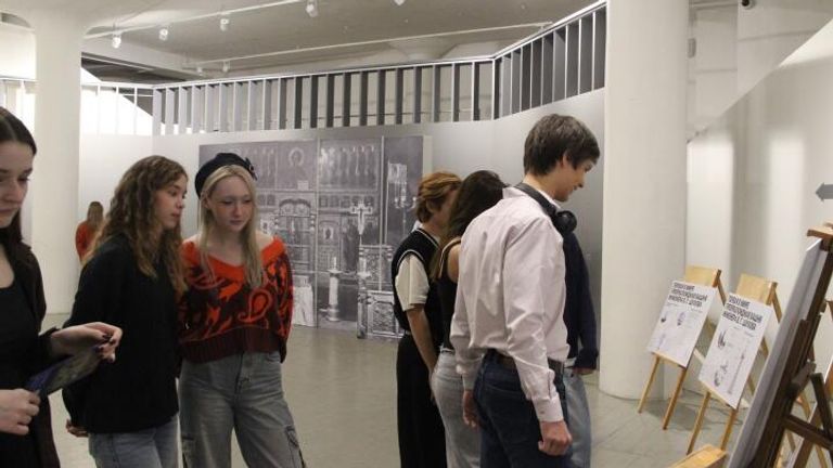 Посетители выставки Сохранившиеся и утраченные шедевры архитектуры в рамках проекта Обогнавшие время. Галерея ВХУТЕМАС при Московском архитектурном институте. 