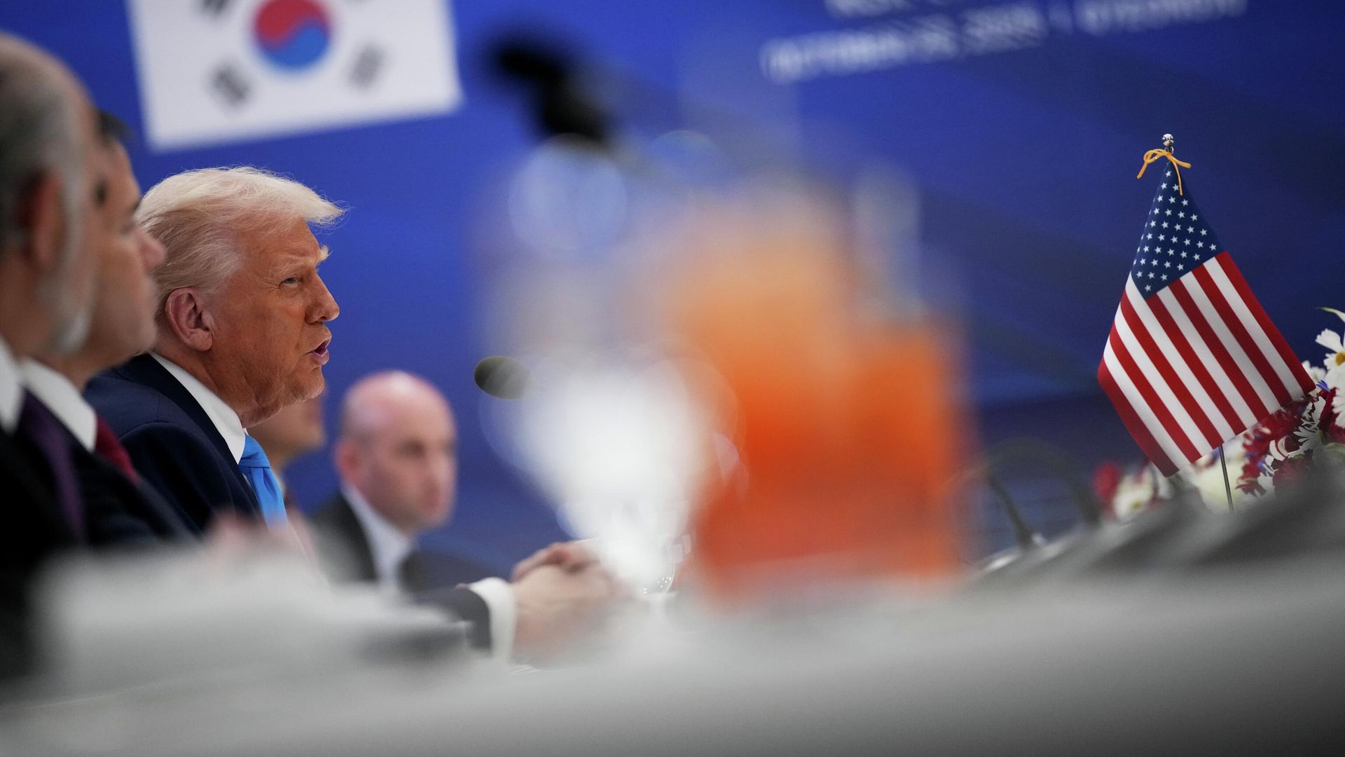 Президент США Дональд Трамп во время двустороннего обеда с президентом Южной Кореи Ли Чжэ Мёном в Кёнчжу. 29 октября 2025 года Президент США Дональд Трамп во время двустороннего обеда с президентом Южной Кореи Ли Чжэ Мёном в Кёнчжу. 29 октября 2025 года - РИА Новости, 1920, 29.10.2025