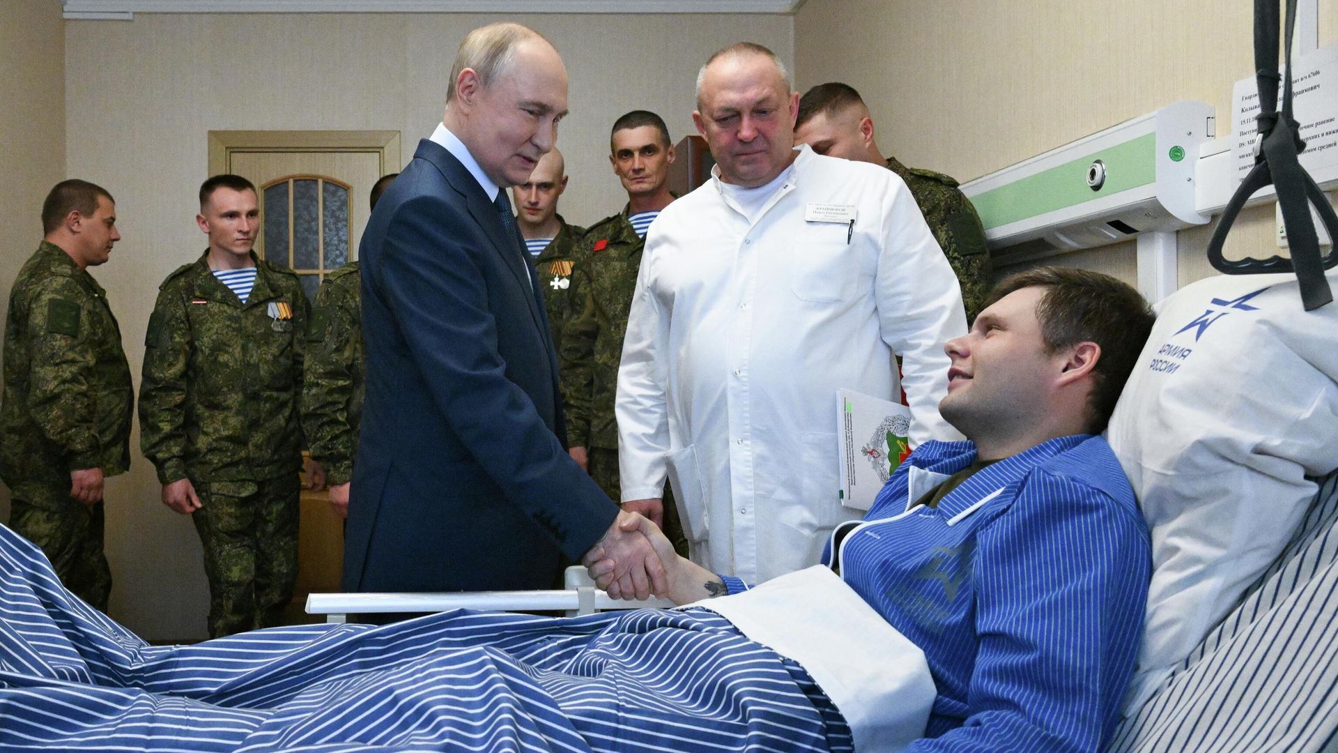 Президент Владимир Путин во время посещения Центрального военного клинического госпиталя имени П. В. Мандрыка - РИА Новости, 1920, 29.10.2025