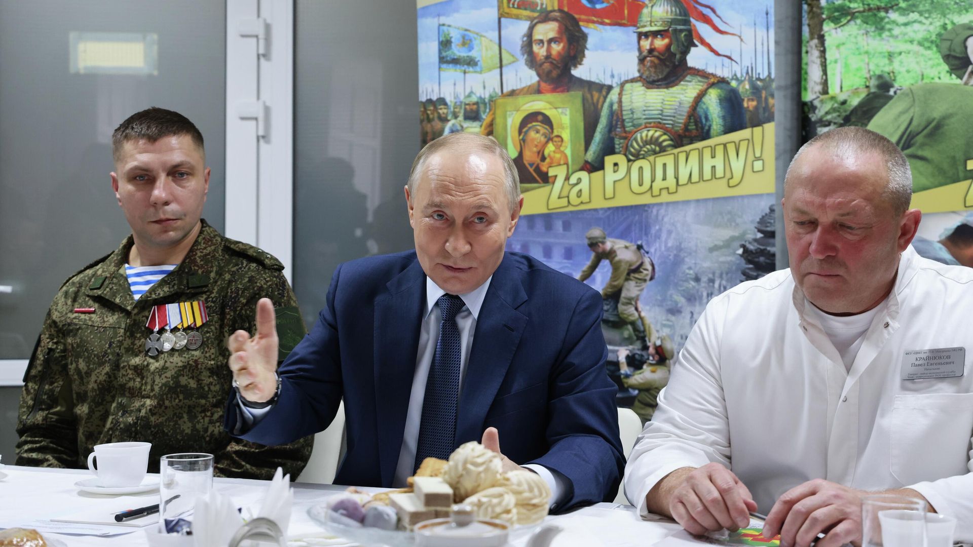 Президент РФ Владимир Путин во время посещения Центрального военного клинического госпиталя имени П. В. Мандрыка Президент РФ Владимир Путин во время посещения Центрального военного клинического госпиталя имени П. В. Мандрыка - РИА Новости, 1920, 29.10.2025