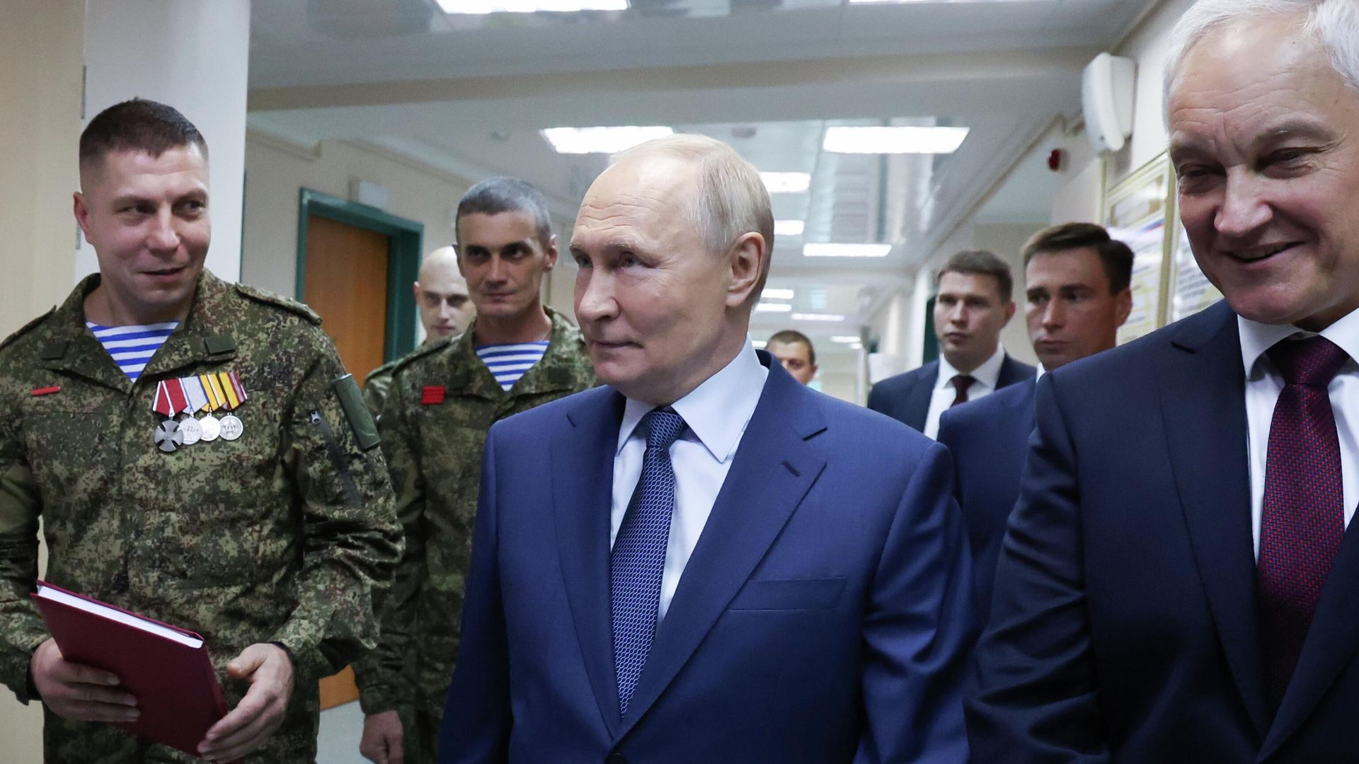 Президент РФ Владимир Путин во время посещения Центрального военного клинического госпиталя имени П. В. Мандрыка. 29 октября 2025 Президент РФ Владимир Путин во время посещения Центрального военного клинического госпиталя имени П. В. Мандрыка. 29 октября 2025 - РИА Новости, 1920, 29.10.2025