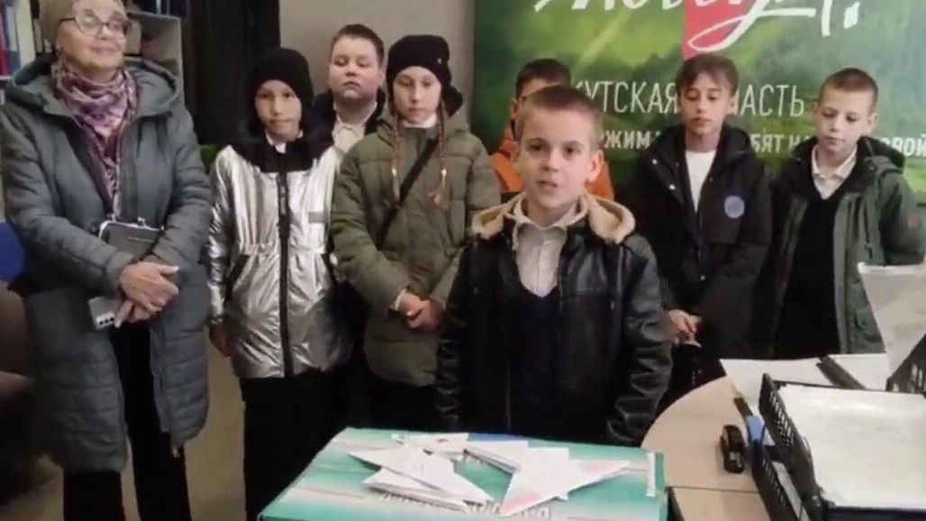 Четвероклассники из Иркутска на заработанные деньги купили обогреватель для бойцов СВО. Кадр видео - РИА Новости, 1920, 29.10.2025