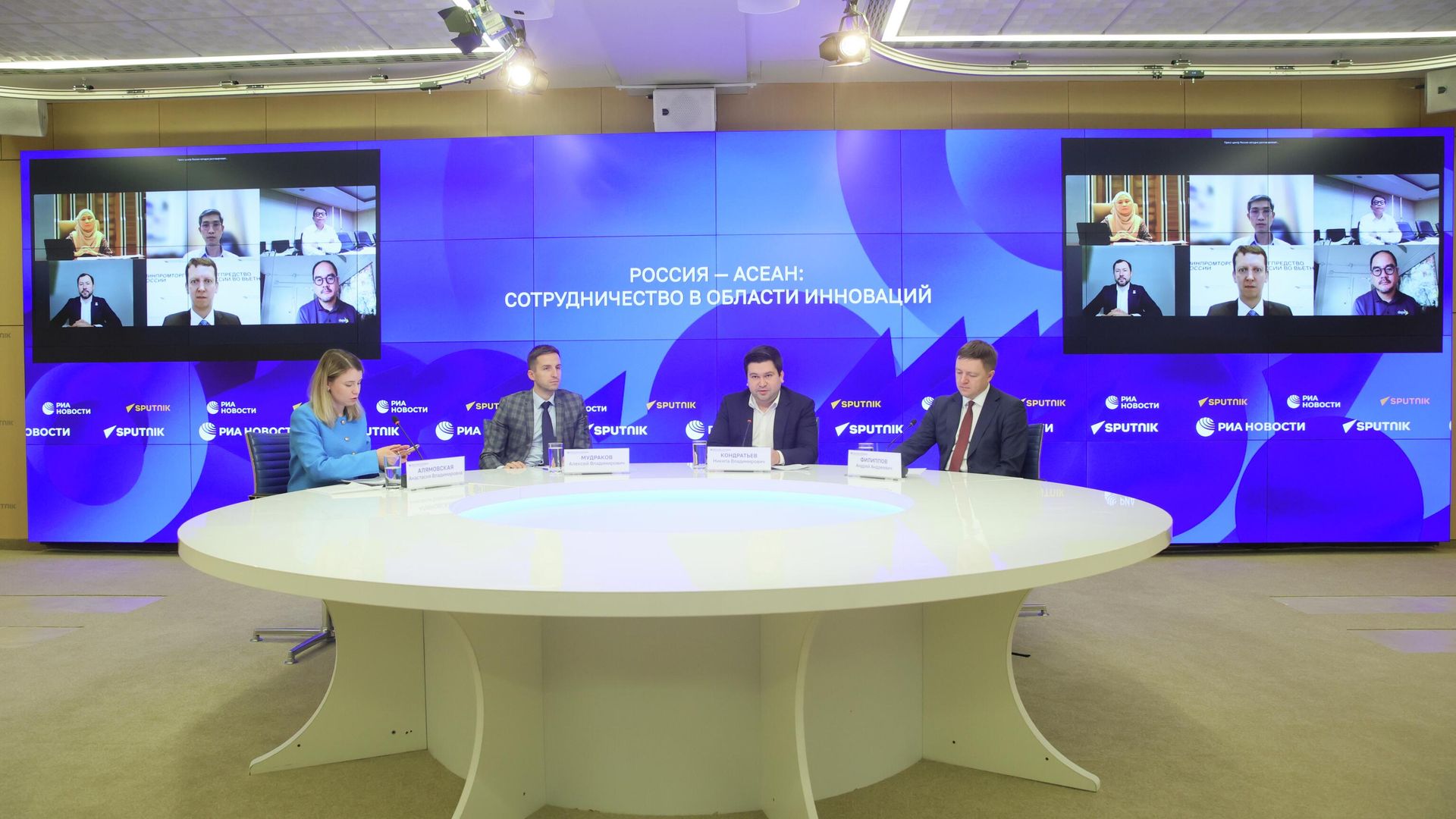 Видеомост Москва — Бангкок — Макати — Пномпень — Сайберджая — Ханой на тему: Россия — АСЕАН: сотрудничество в области инноваций Видеомост Москва — Бангкок — Макати — Пномпень — Сайберджая — Ханой на тему: Россия — АСЕАН: сотрудничество в области инноваций - РИА Новости, 1920, 29.10.2025