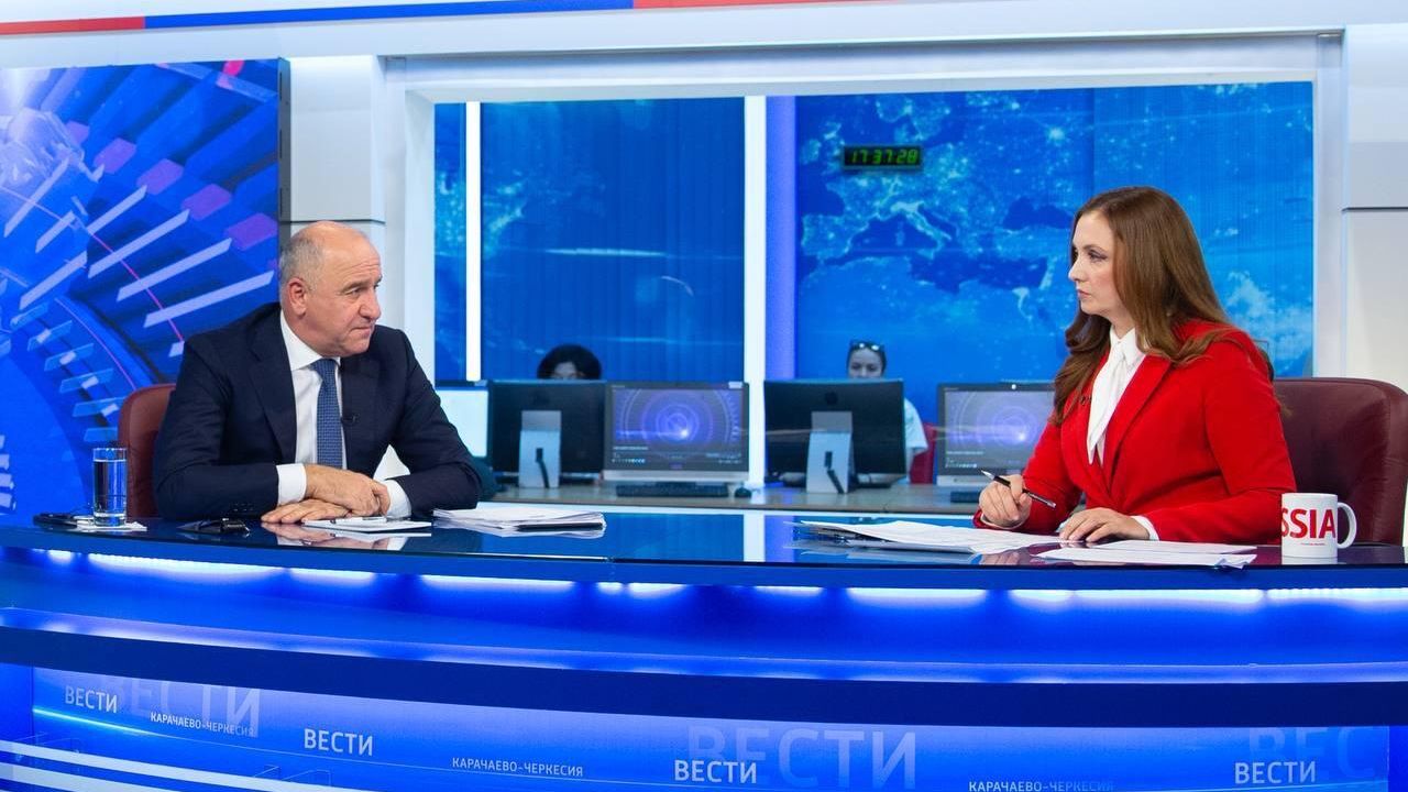 Глава Карачаево-Черкесии Рашид Темрезов во время прямой линии Глава Карачаево-Черкесии Рашид Темрезов во время прямой линии - РИА Новости, 1920, 29.10.2025
