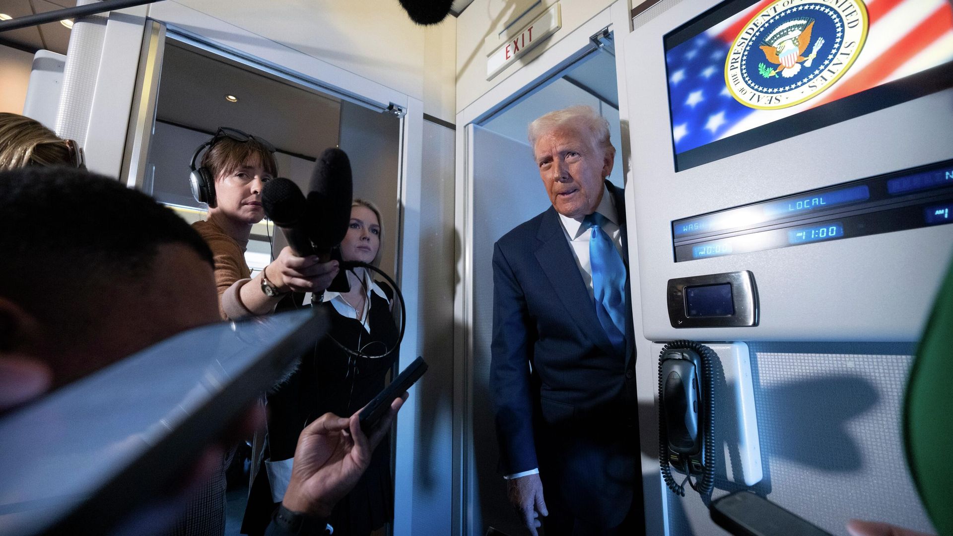 Президент США Дональд Трамп беседует с журналистами на борту Air Force One во время путешествия по Азии Президент США Дональд Трамп беседует с журналистами на борту Air Force One во время путешествия по Азии - РИА Новости, 1920, 30.10.2025