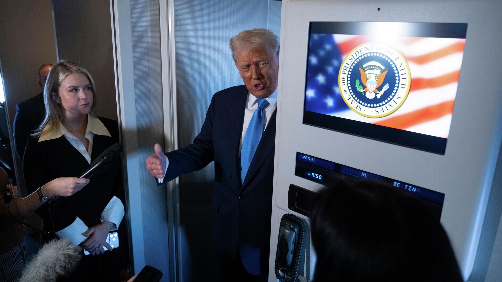 Президент США Дональд Трамп беседует с журналистами на борту Air Force One во время путешествия по Азии Президент США Дональд Трамп беседует с журналистами на борту Air Force One во время путешествия по Азии - РИА Новости, 1920, 30.10.2025