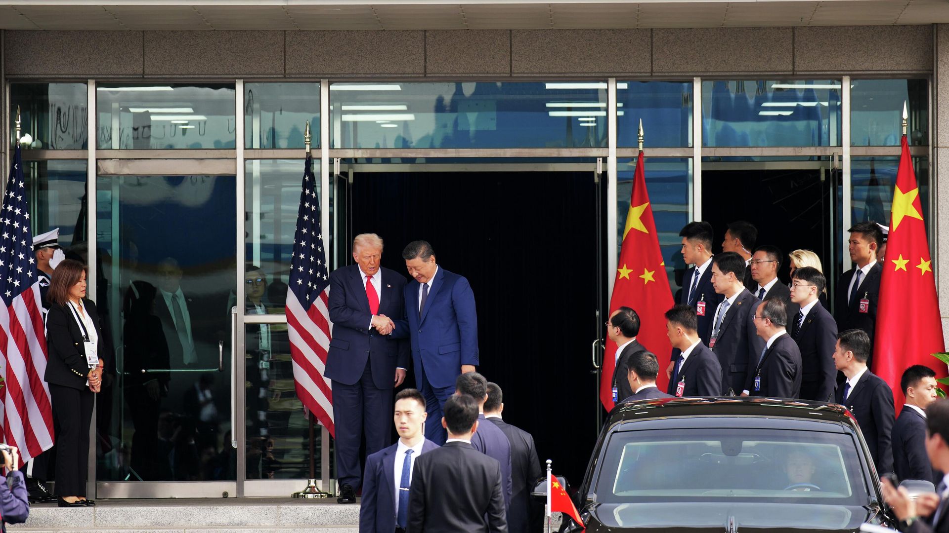 Президент США Дональд Трамп и председатель КНР Си Цзиньпин после двусторонней встречи на авиабазе в Пусане, Южная Корея - РИА Новости, 1920, 30.10.2025