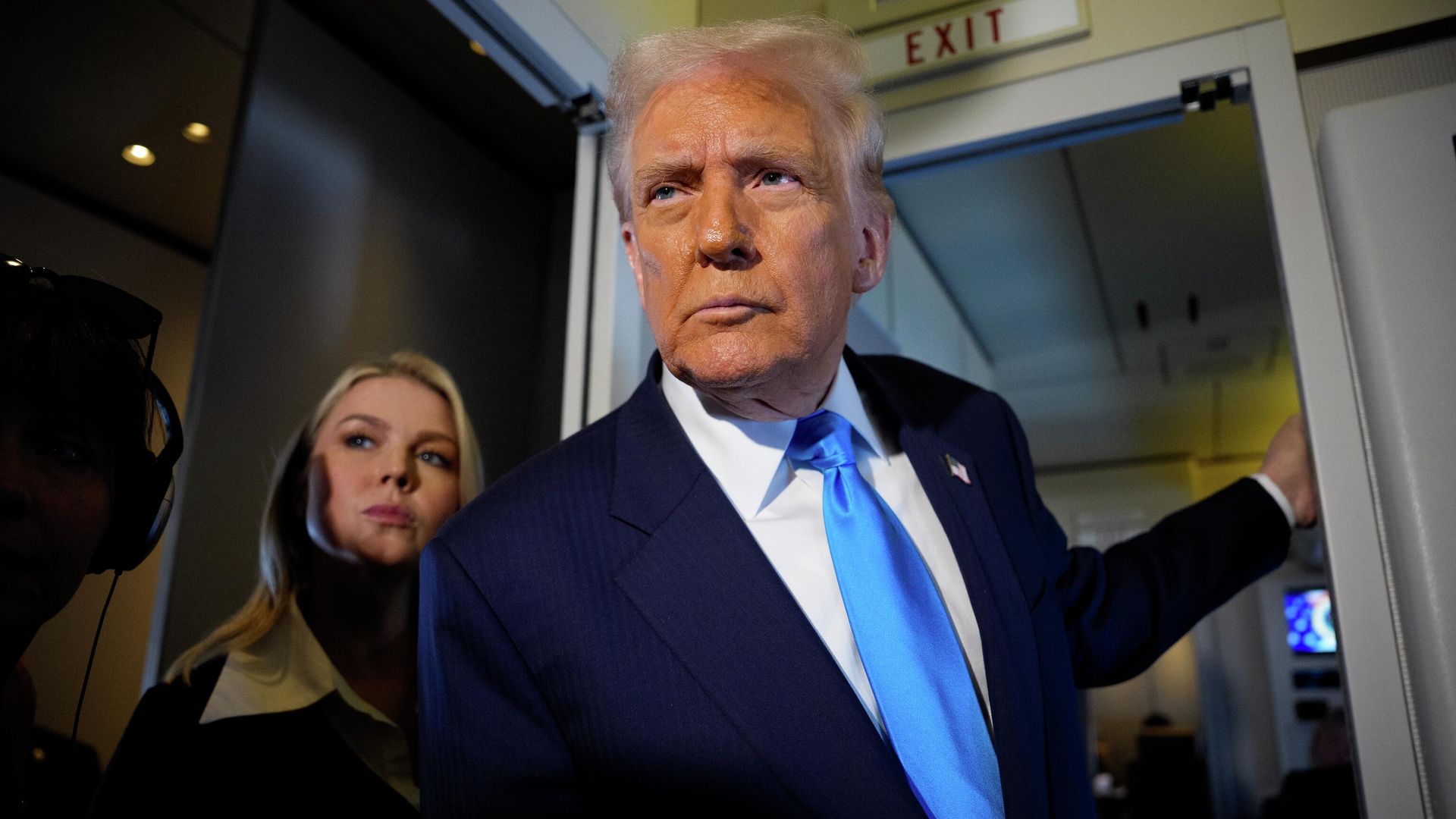 Президент США Дональд Трамп беседует с журналистами на борту Air Force One во время путешествия по Азии Президент США Дональд Трамп беседует с журналистами на борту Air Force One во время путешествия по Азии - РИА Новости, 1920, 30.10.2025