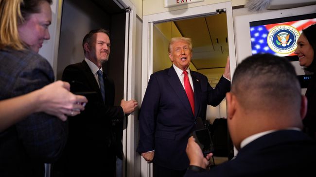 Президент США Дональд Трамп беседует с журналистами на борту Air Force One после встречи с председателем КНР Си Цзиньпином 