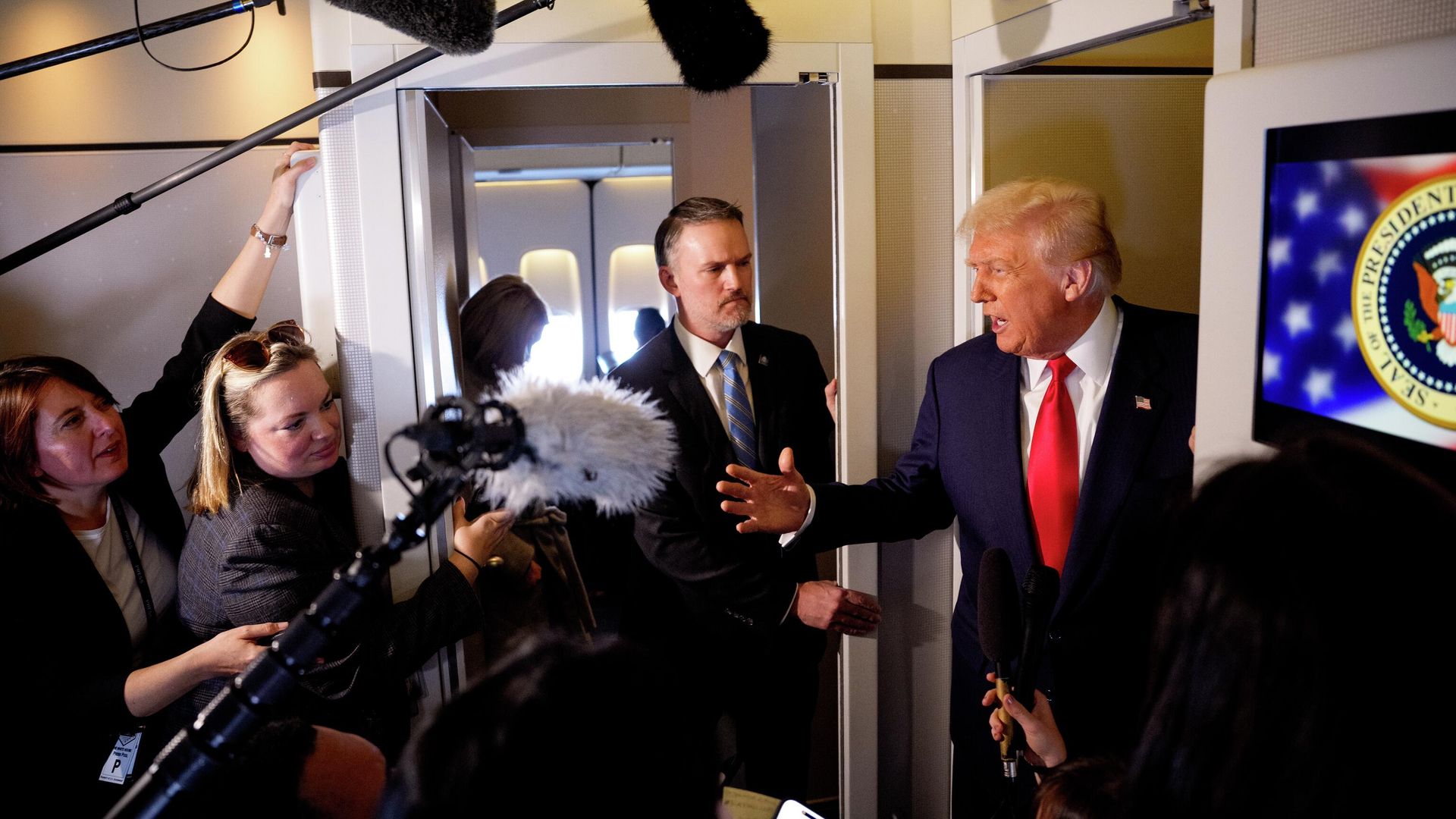 Президент США Дональд Трамп беседует с журналистами на борту Air Force One после встречи с председателем КНР Си Цзиньпином Президент США Дональд Трамп беседует с журналистами на борту Air Force One после встречи с председателем КНР Си Цзиньпином - РИА Новости, 1920, 30.10.2025