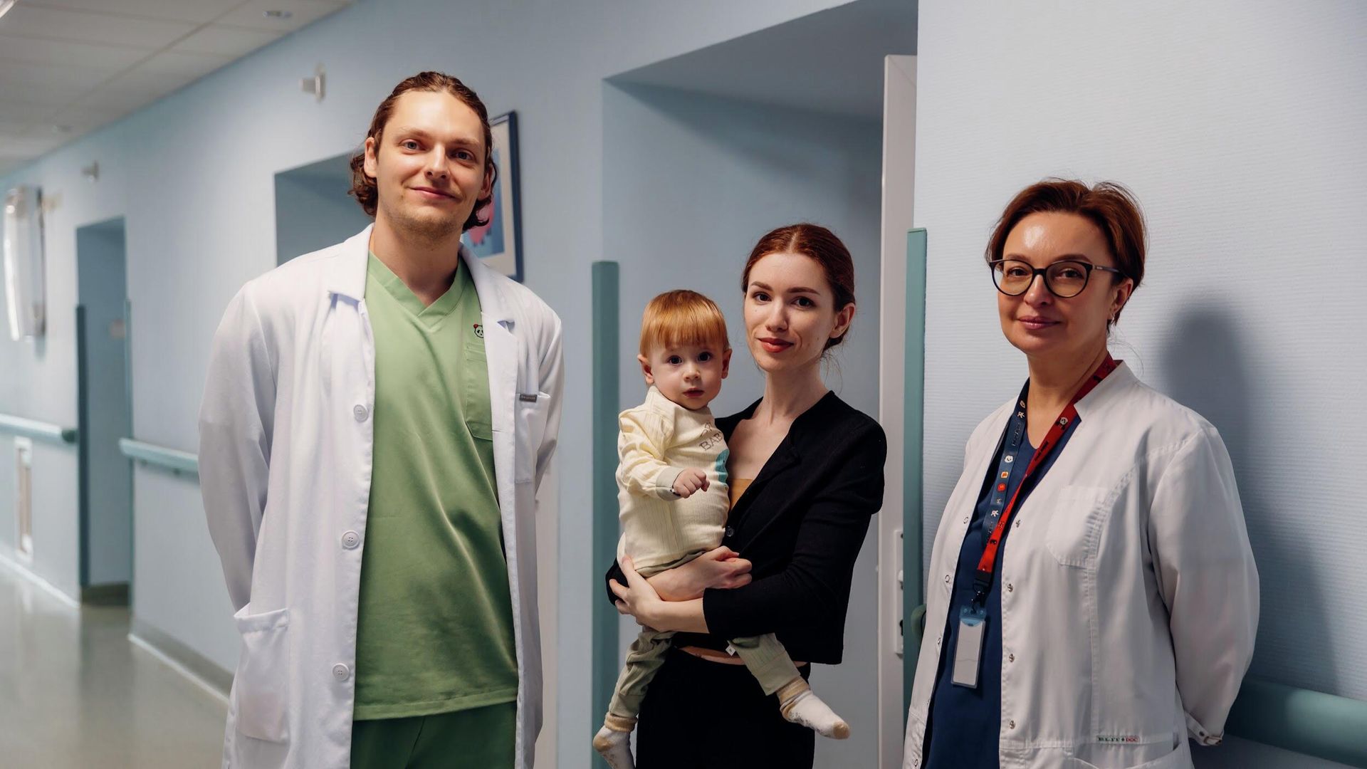Пациент с мамой и врачами Юрием Кулябиным и Анастасией Лейкехман Пациент с мамой и врачами Юрием Кулябиным и Анастасией Лейкехман - РИА Новости, 1920, 30.10.2025