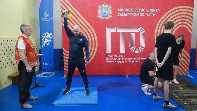 Губернатор Самарской области Вячеслав Федорищев выполняет нормативы ГТО в школе поселка Кинельский