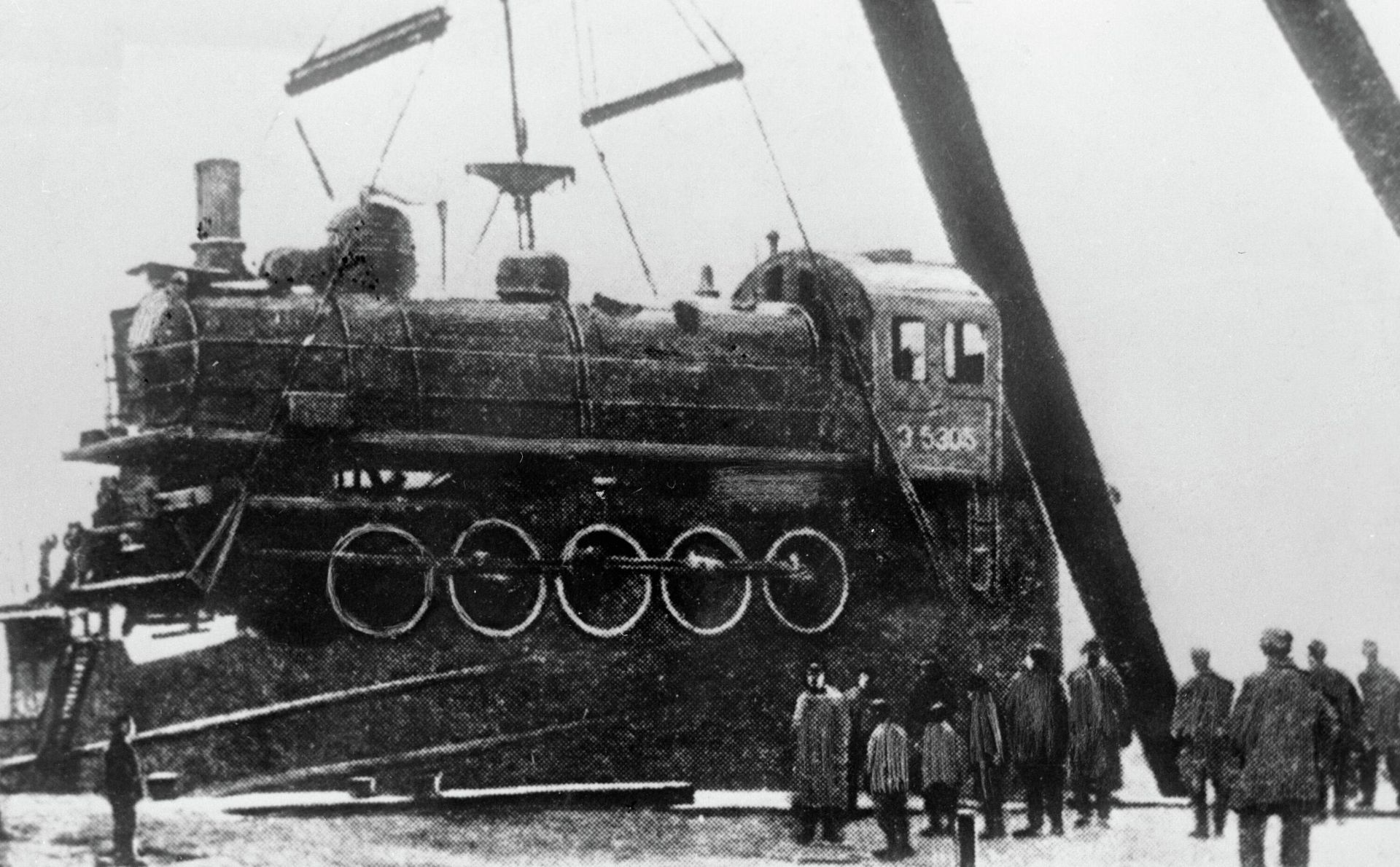 Рабочие проводят выгрузку паровоза - РИА Новости, 1920, 30.10.2025