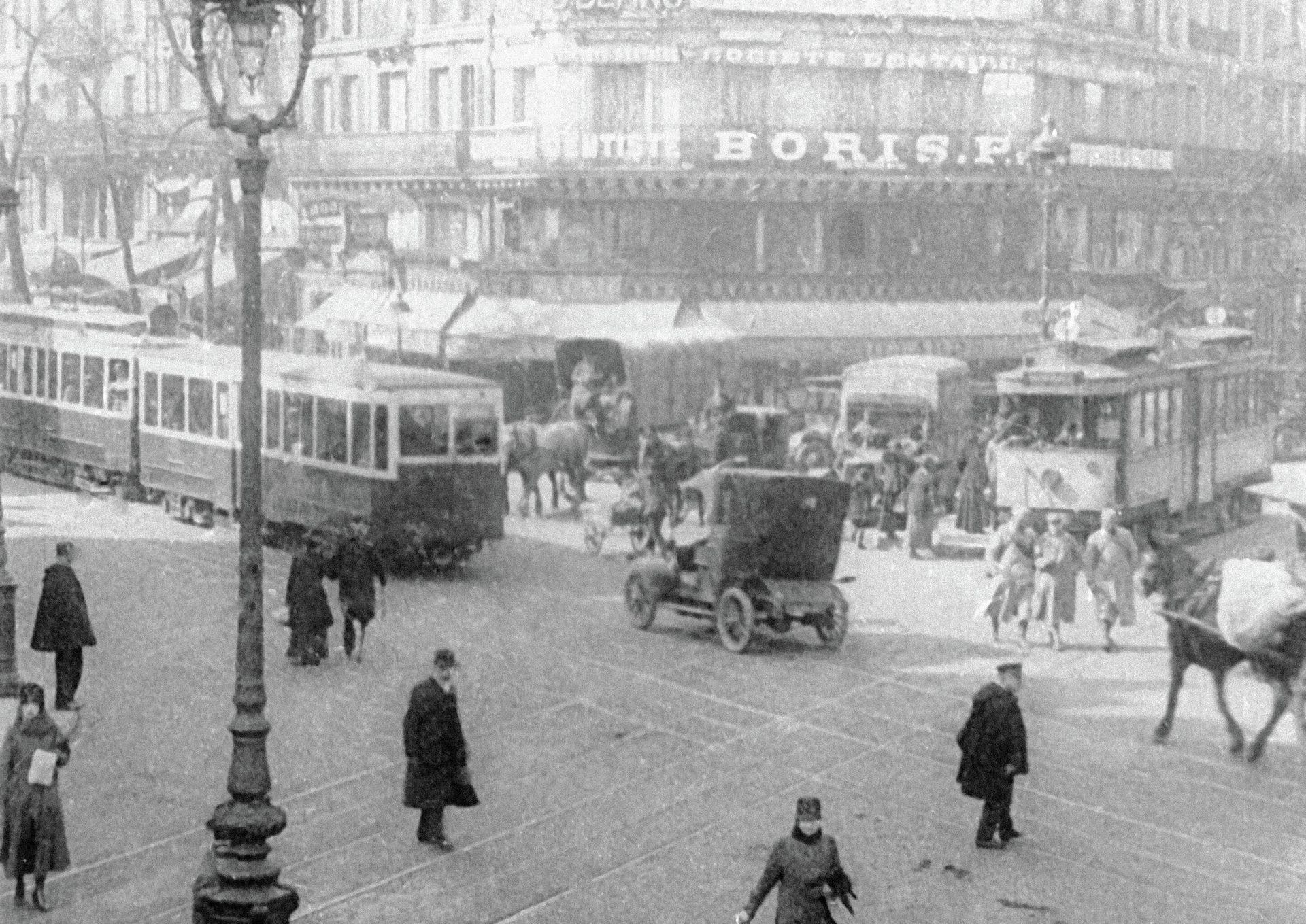 Один из оживленных перекрестков в Париже - РИА Новости, 1920, 30.10.2025