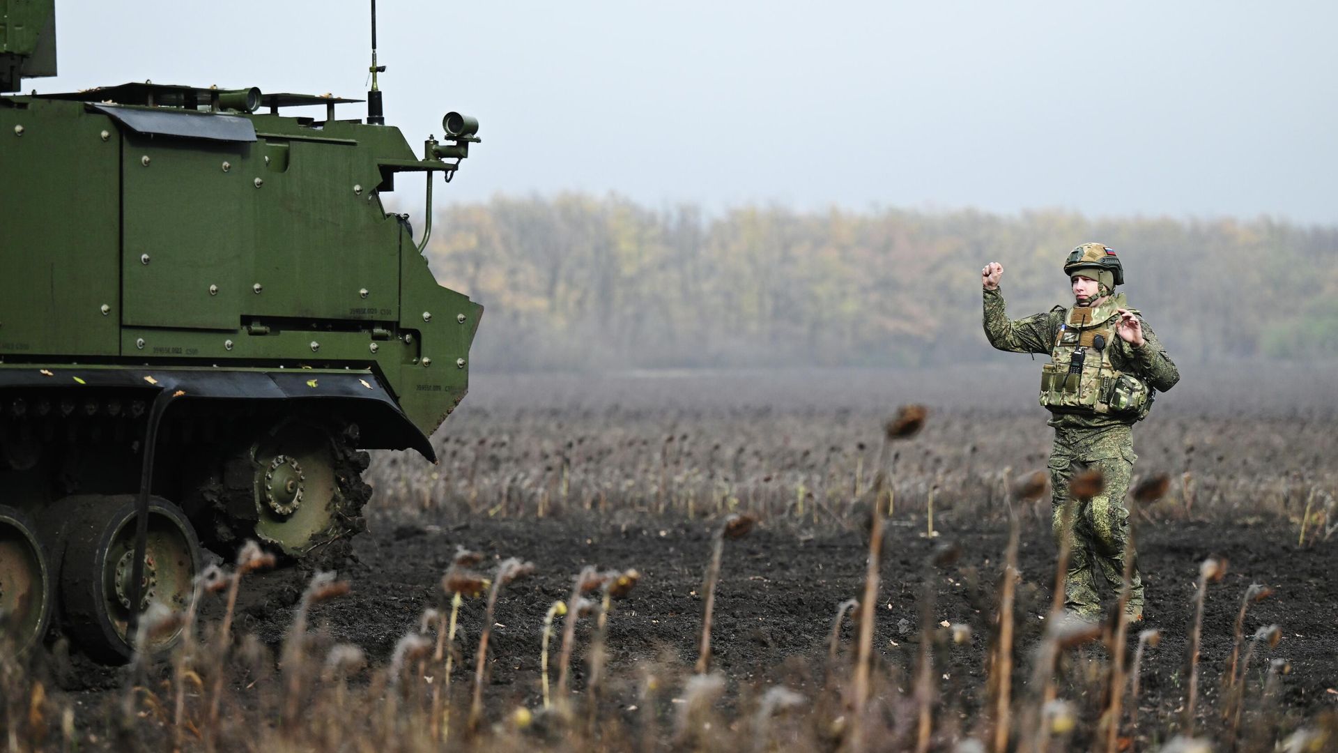 Боевое дежурство экипажа зенитного ракетного комплекса Тор-М2 Боевое дежурство экипажа зенитного ракетного комплекса Тор-М2 - РИА Новости, 1920, 11.12.2025