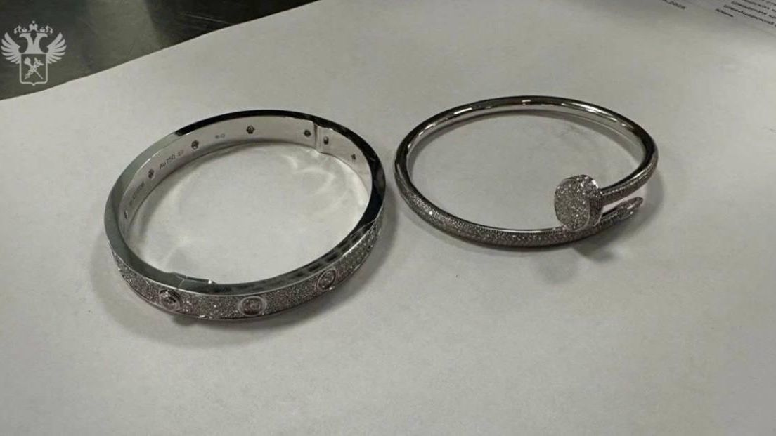 Два браслета Cartier обнаружили в обуви россиянина, прибывшего из Кувейта в аэропорт Домодедово - РИА Новости, 1920, 31.10.2025
