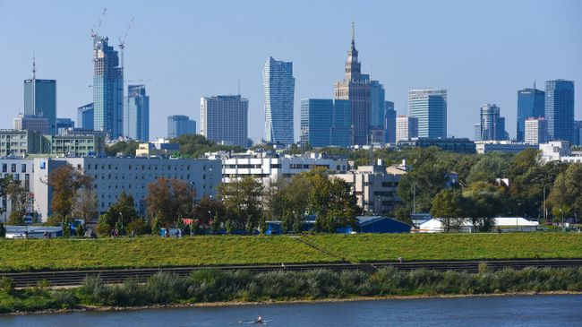 Вид на город Варшаву с набережной Вислы