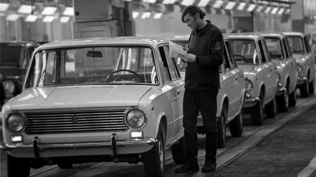 Советский заднеприводный легковой автомобиль ВАЗ-2101 Жигули, выпущенный на Волжском автомобильном заводе (ныне АвтоВАЗ)