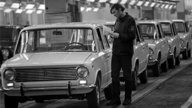 Советский заднеприводный легковой автомобиль ВАЗ-2101 Жигули, выпущенный на Волжском автомобильном заводе (ныне АвтоВАЗ)