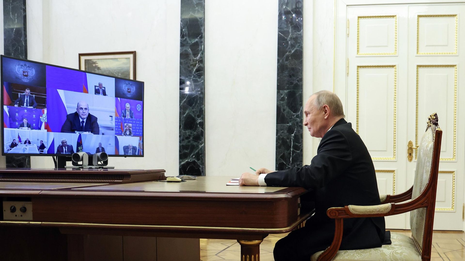 Президент РФ Владимир Путин в режиме видеоконференции проводит оперативное совещание с постоянными членами Совета Безопасности РФ - РИА Новости, 1920, 21.01.2026