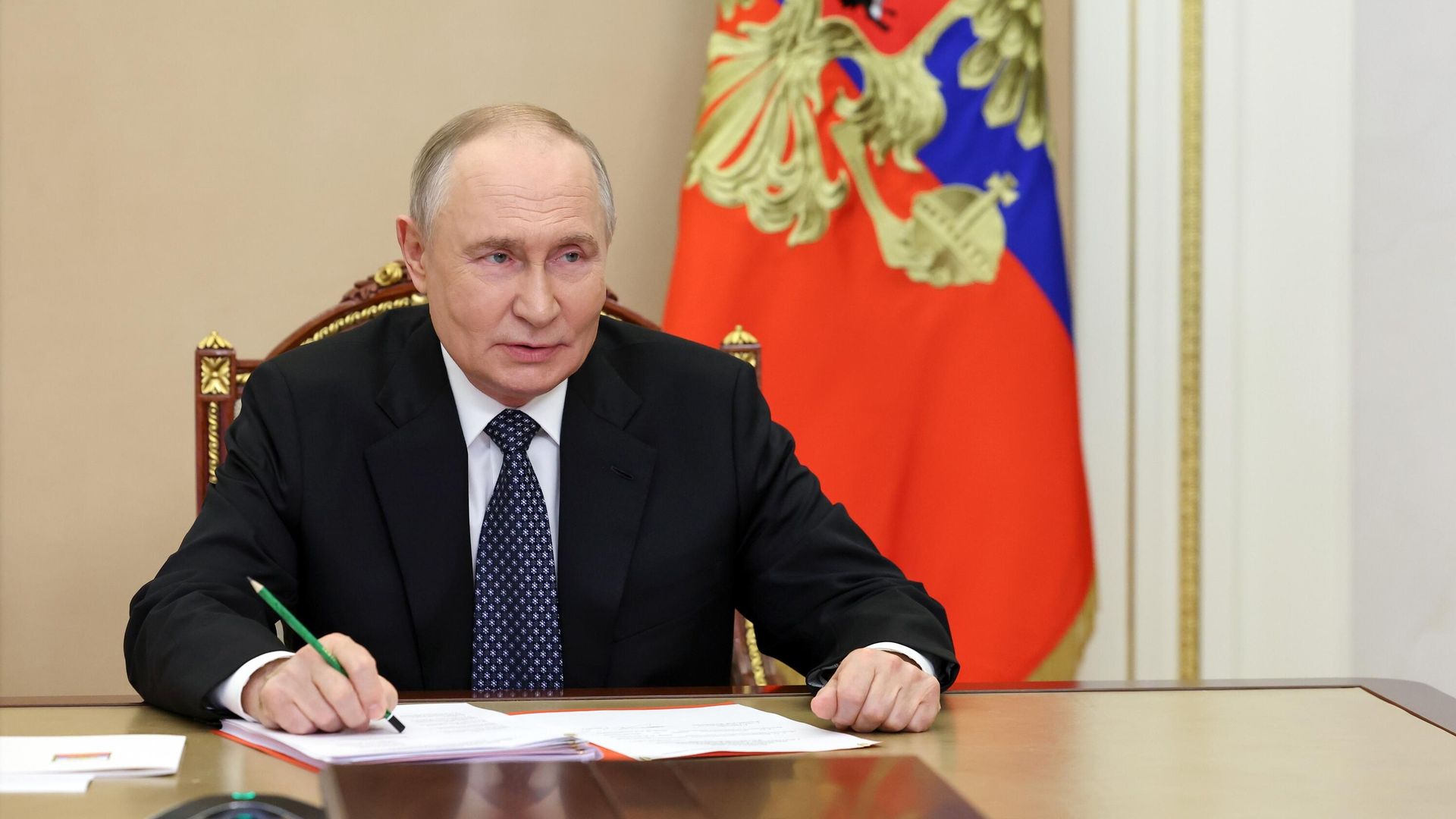 Президент Владимир Путин в режиме видеоконференции проводит оперативное совещание с постоянными членами Совета безопасности - РИА Новости, 1920, 31.10.2025
