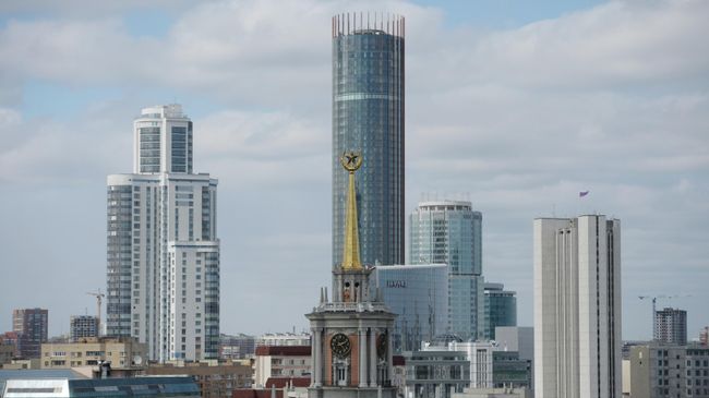 Башня городской ратуши на фоне Екатеринбург Сити