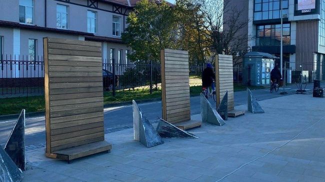 Вертикальные скамейки на променаде в Зеленоградске Вертикальные скамейки на променаде в Зеленоградске
