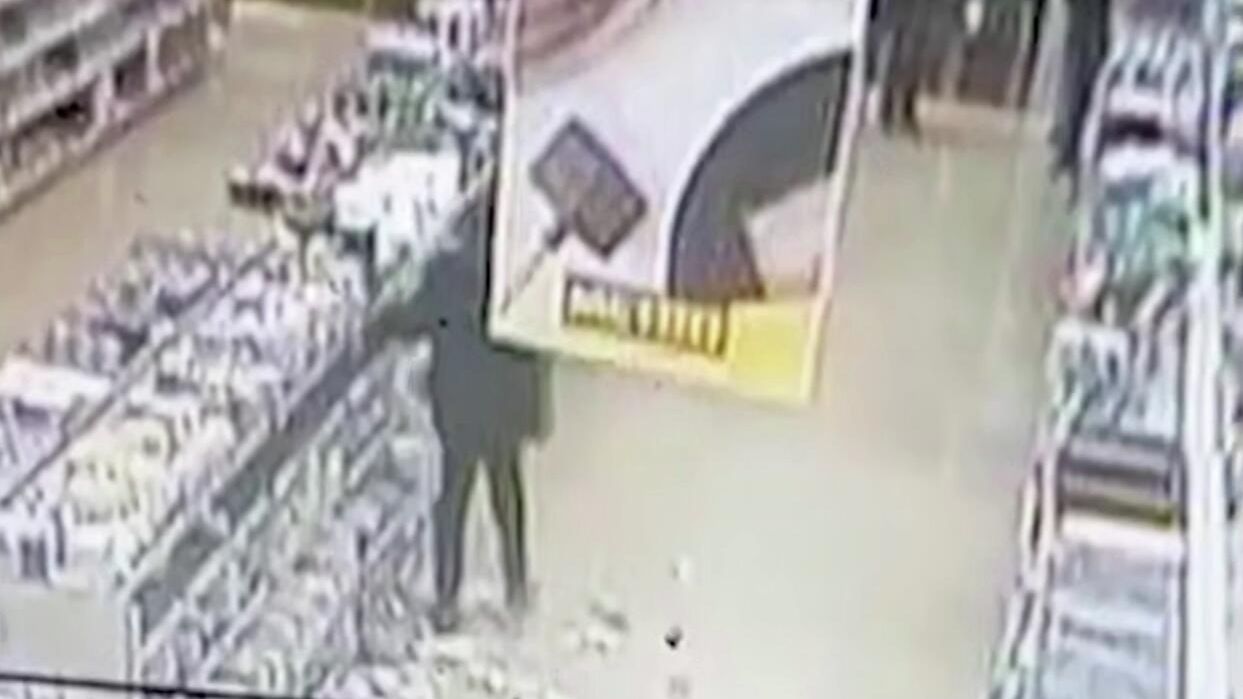 Мужчина разбивает посуду в торговом центре в Котельниках. Кадр видео Мужчина разбивает посуду в торговом центре в Котельниках. Кадр видео - РИА Новости, 1920, 01.11.2025
