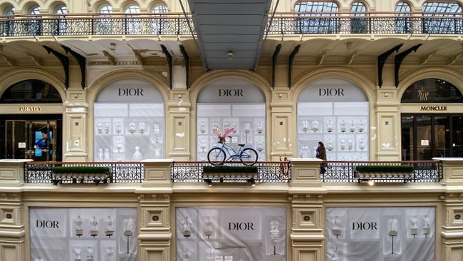 Закрытый магазин Dior в ГУМе