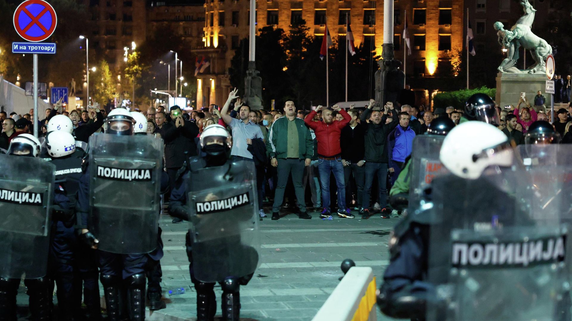Полиция и протестующие у здания Скупщины в Белграде. 2 ноября 2025 Полиция и протестующие у здания Скупщины в Белграде. 2 ноября 2025 - РИА Новости, 1920, 03.11.2025