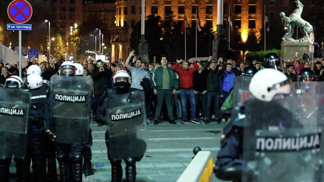 Полиция и протестующие у здания Скупщины в Белграде. 2 ноября 2025