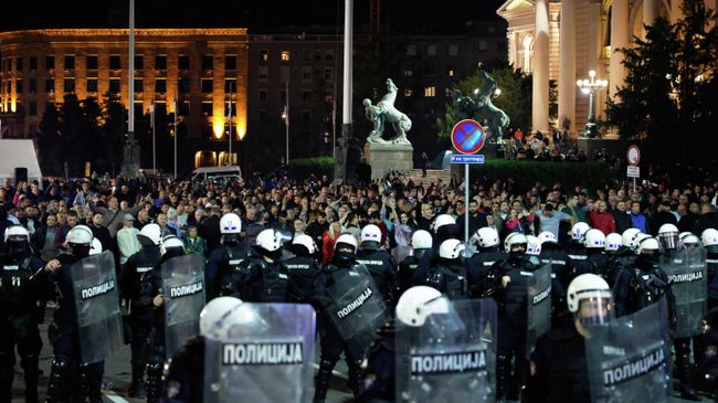 Полиция и протестующие у здания Скупщины в Белграде, Сербия