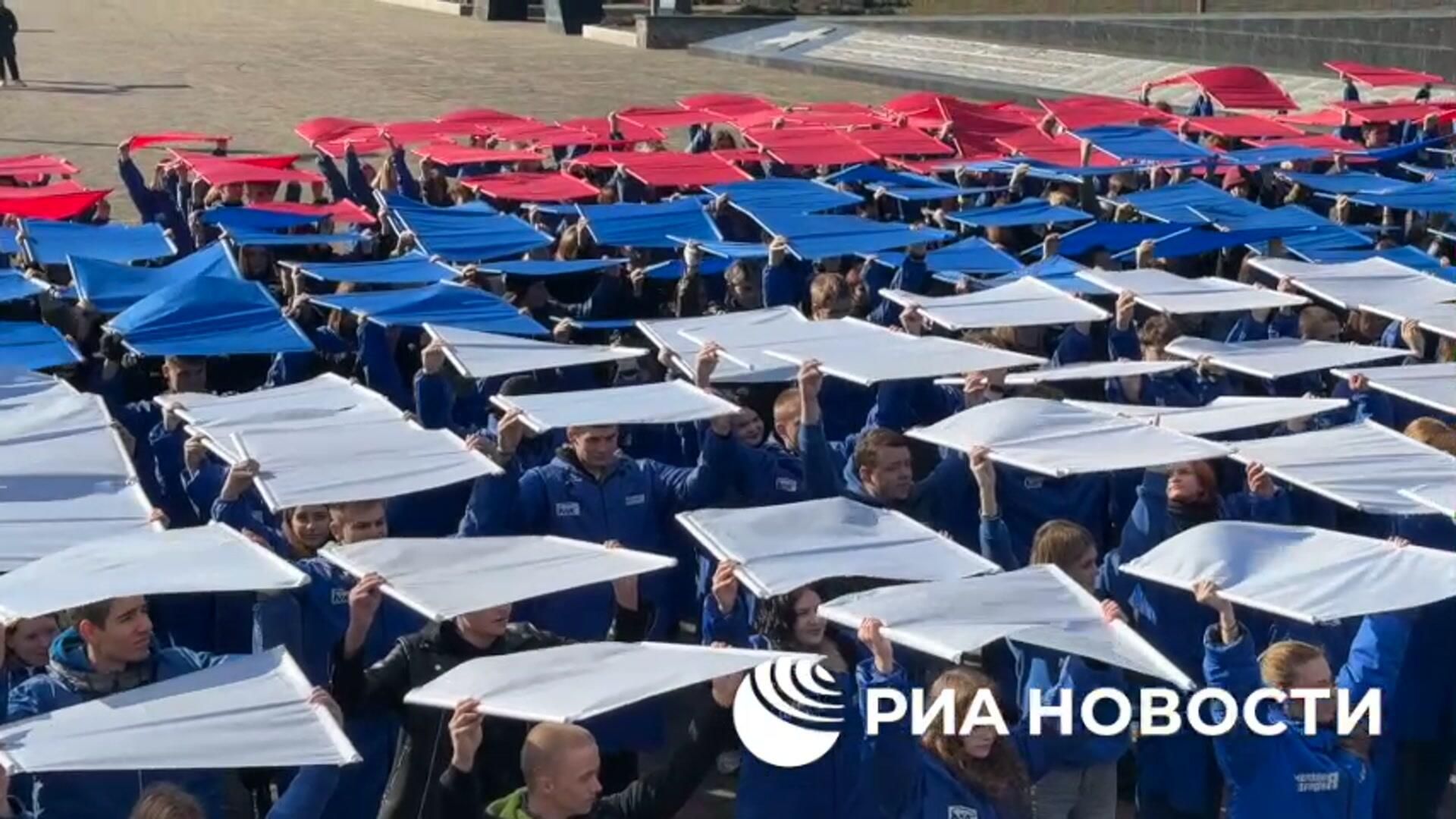 Молодежь ДНР выстроилась в слова Россия едина 89 Молодежь ДНР выстроилась в слова Россия едина 89 - РИА Новости, 1920, 03.11.2025