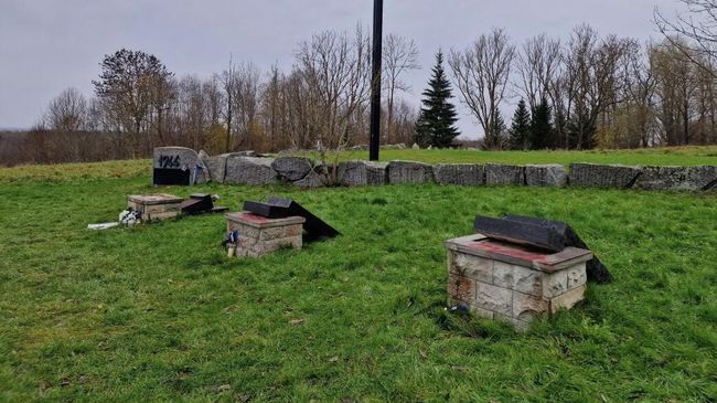 В Ида-Вирумаа осквернили памятники легионерам СС