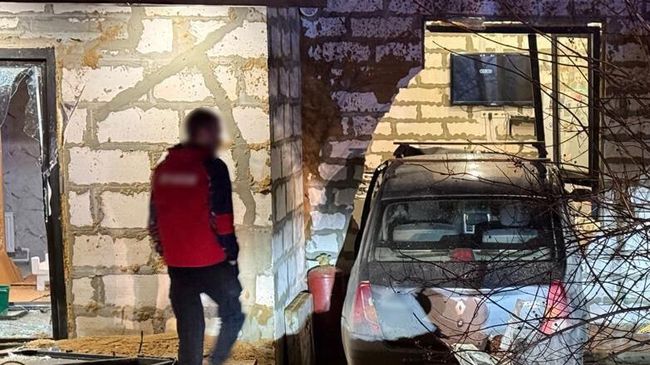  На месте происшествия, где мужчина въехал в частный дом в Волоколамске Московской области. 3 ноября 2025