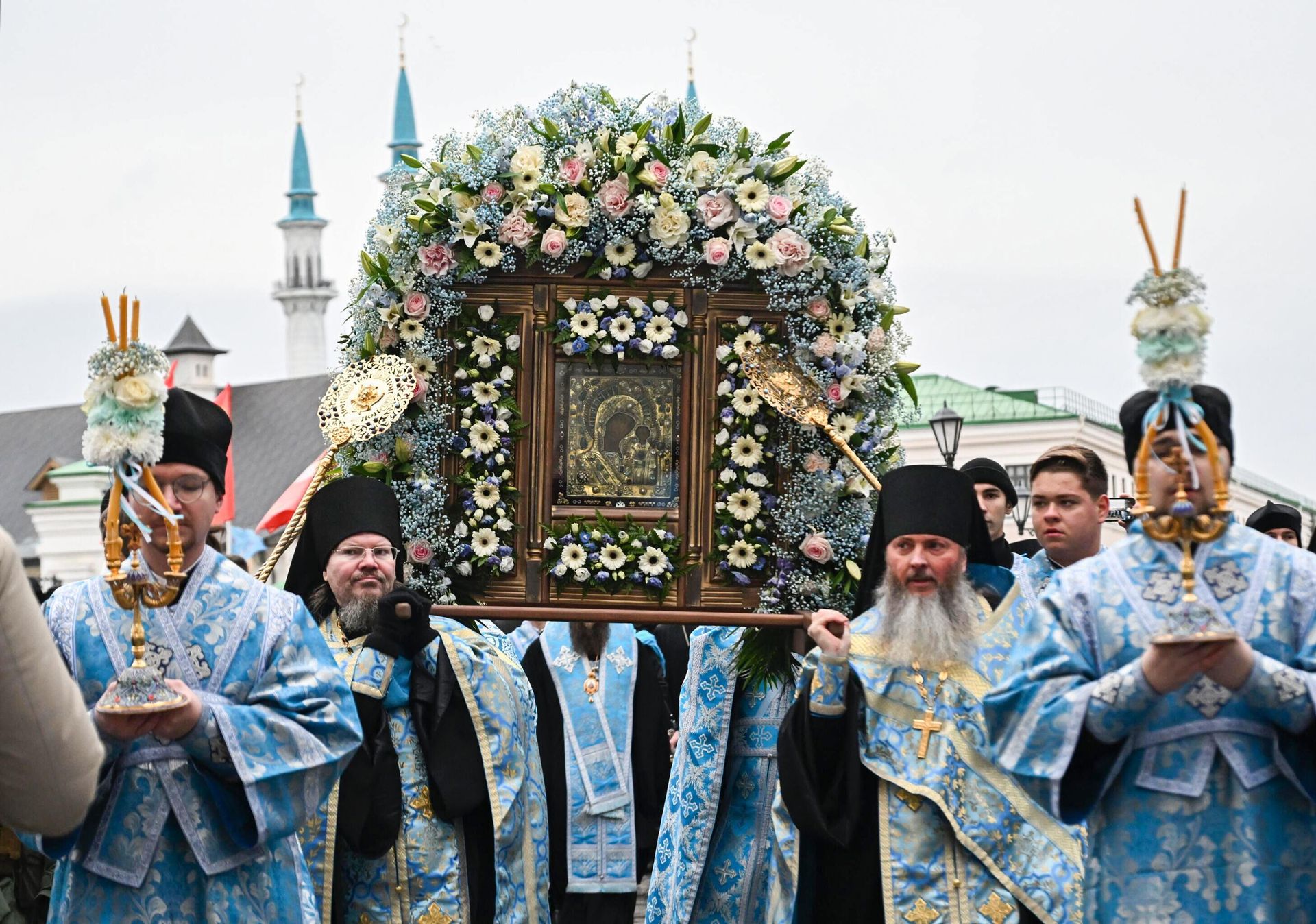 Священнослужители несут икону Божией Матери на Крестном ходе в Казани - РИА Новости, 1920, 10.06.2026