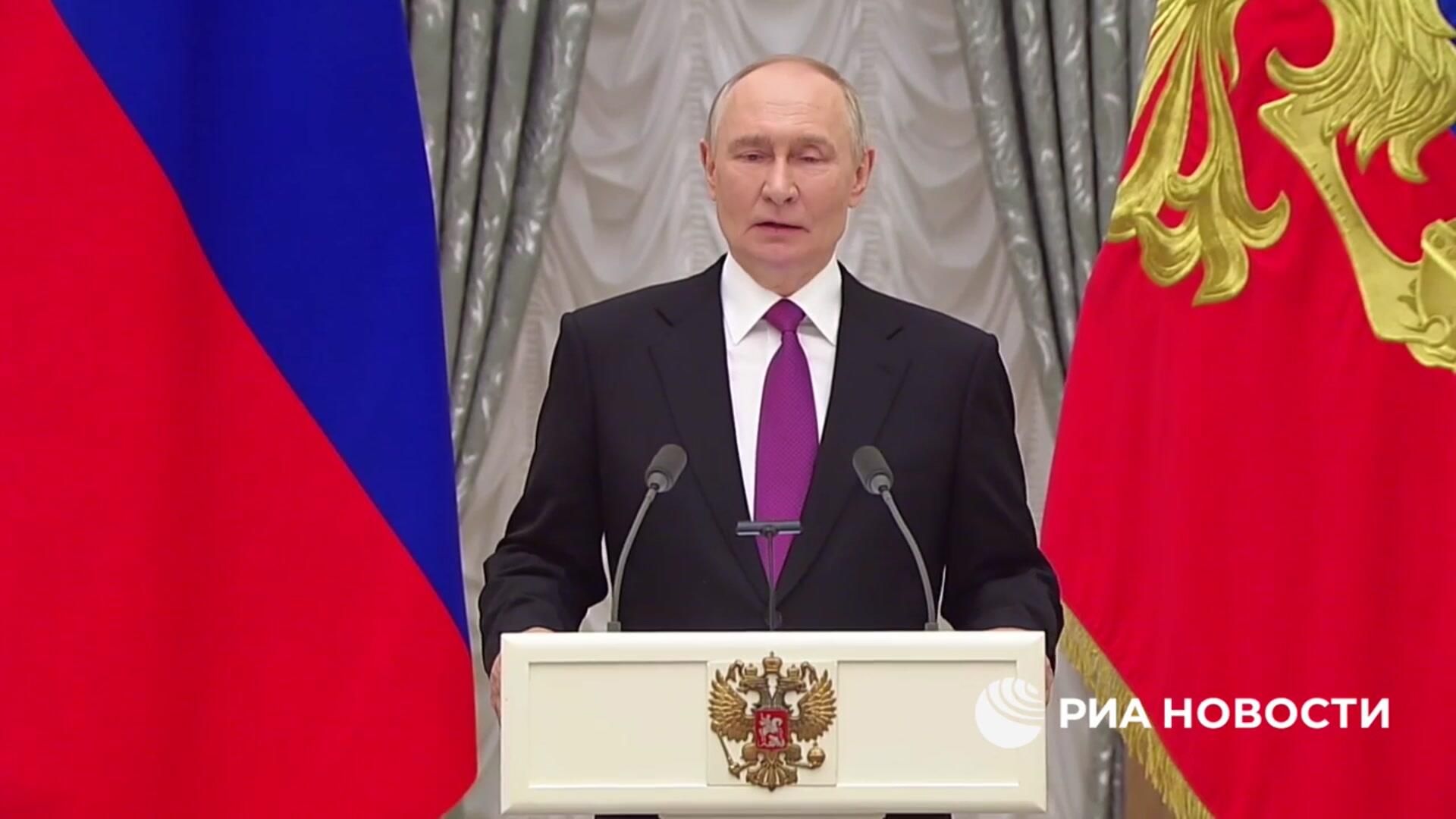 Путин: понятие единства означает сохранение суверенитета России Путин: понятие единства означает сохранение суверенитета России - РИА Новости, 1920, 04.11.2025